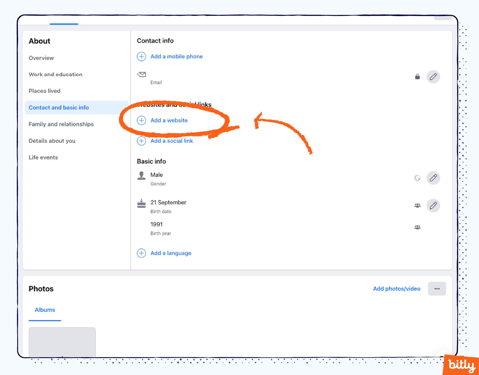 Una flecha naranja que apunta al botón «Añadir un sitio web» en la versión de escritorio de Facebook.