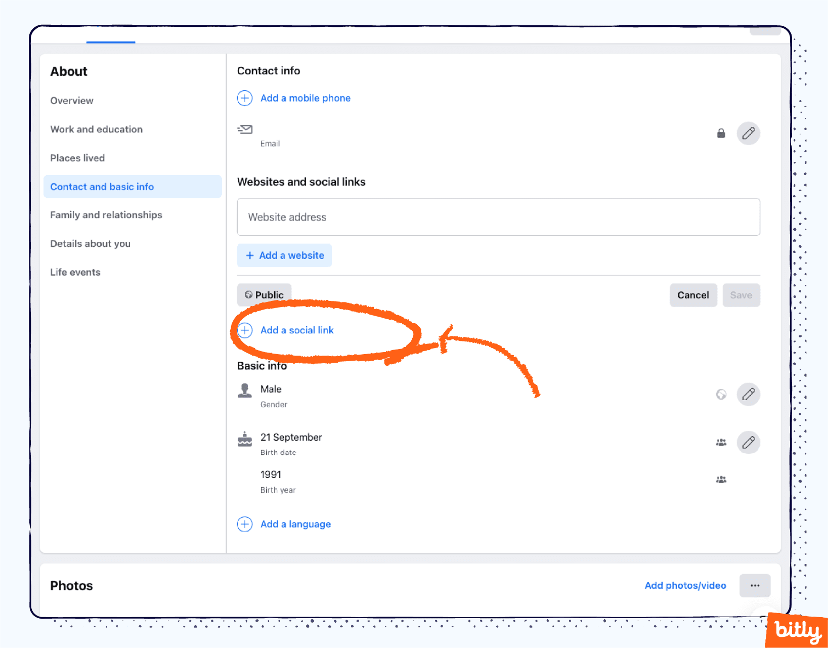 Una flecha naranja que apunta al botón «Añadir un enlace social» en la versión de escritorio de Facebook.
