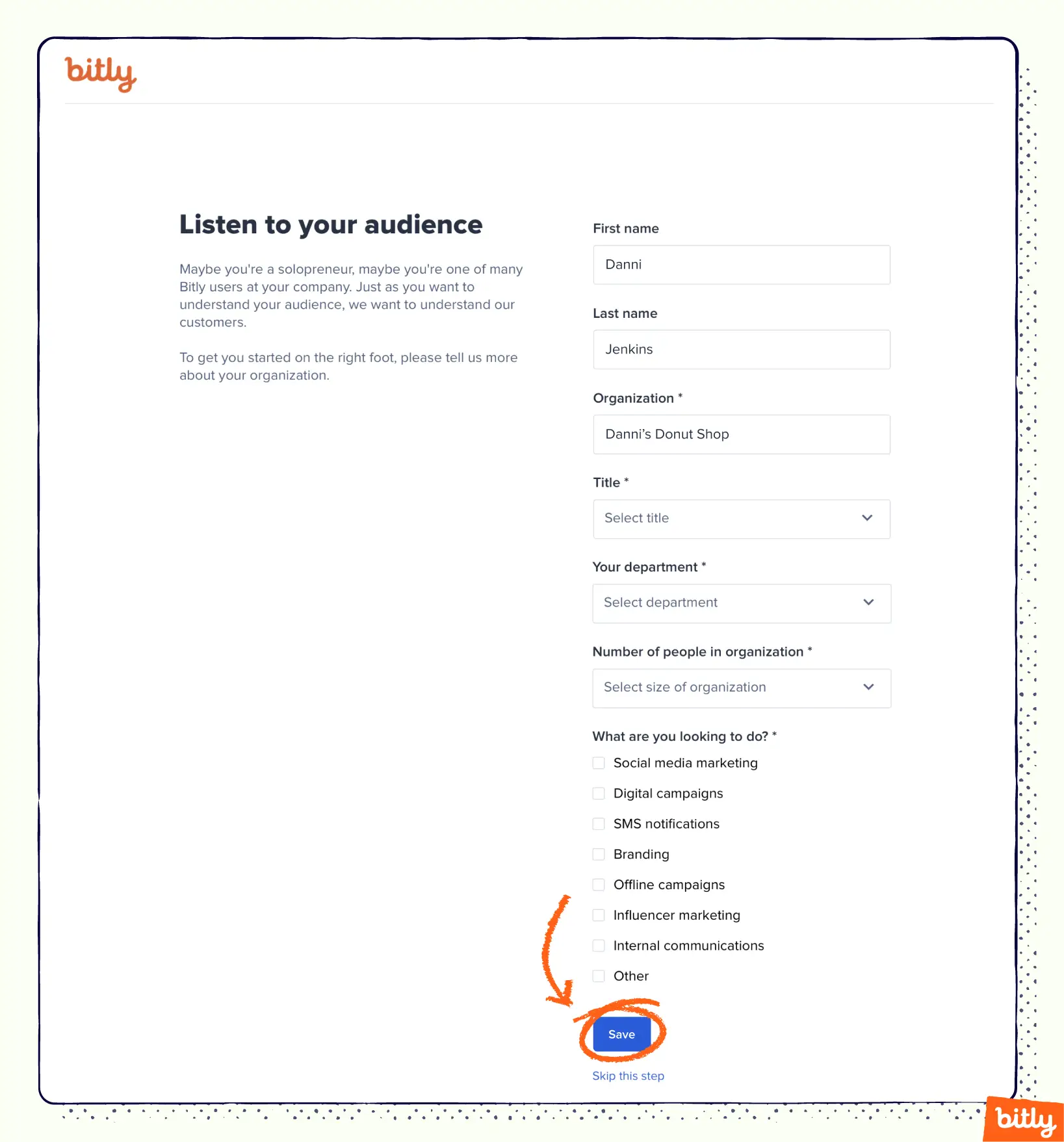 Page d'informations sur l'organisation Bitly avec un marqueur orange pointant vers un bouton bleu « Enregistrer » et l'entourant.